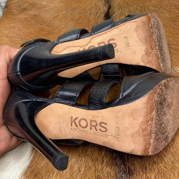 Women’s Michael kors heel shoes size 6.5 chexk them out thanks 🙏 - Picture 6 of 9